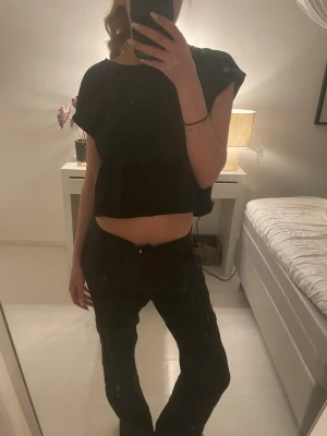 Svarta linnebyxor  - Säljer ett par svarta utsvängda linnebyxor, snygga att matcha till det mesta. Väldigt skönt material! 