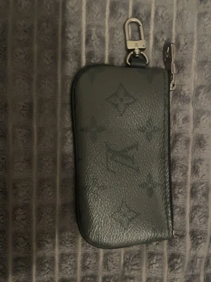 Svart l.v plånbok  - Helt ny plånbok från ett känt märke för ett billigt pris helt ny