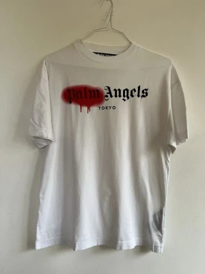 Vit Palm Angels  t-shirt - Säljer en clean vit t-shirt från Palm angels.