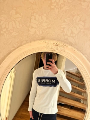 Stickad Morris Sweatshirt M - Snygg Morris Sweatshirt. || storlek M. || skick 9,6/10.|| Hör gärna av er vid minsta fundering🙌🙌