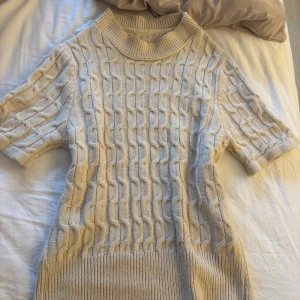 Beige stickad tröja med kort ärm - Säljer en beige stickad tröja med korta ärmar och jätte fin krage. Älskar denna så mycket men passar inte mitt utseende typ😭