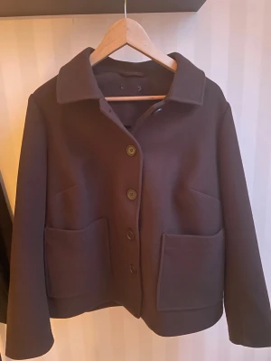 Mörk brun jacka - Knappast använd. Lappen vid kragen är bortklippt annars inga andra defekter