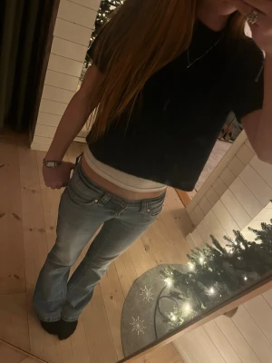 Stickad mörkblå tröja - Säljer en mörkblå stickad T-shirt/tröja, inte använt mycket. Storlek 158