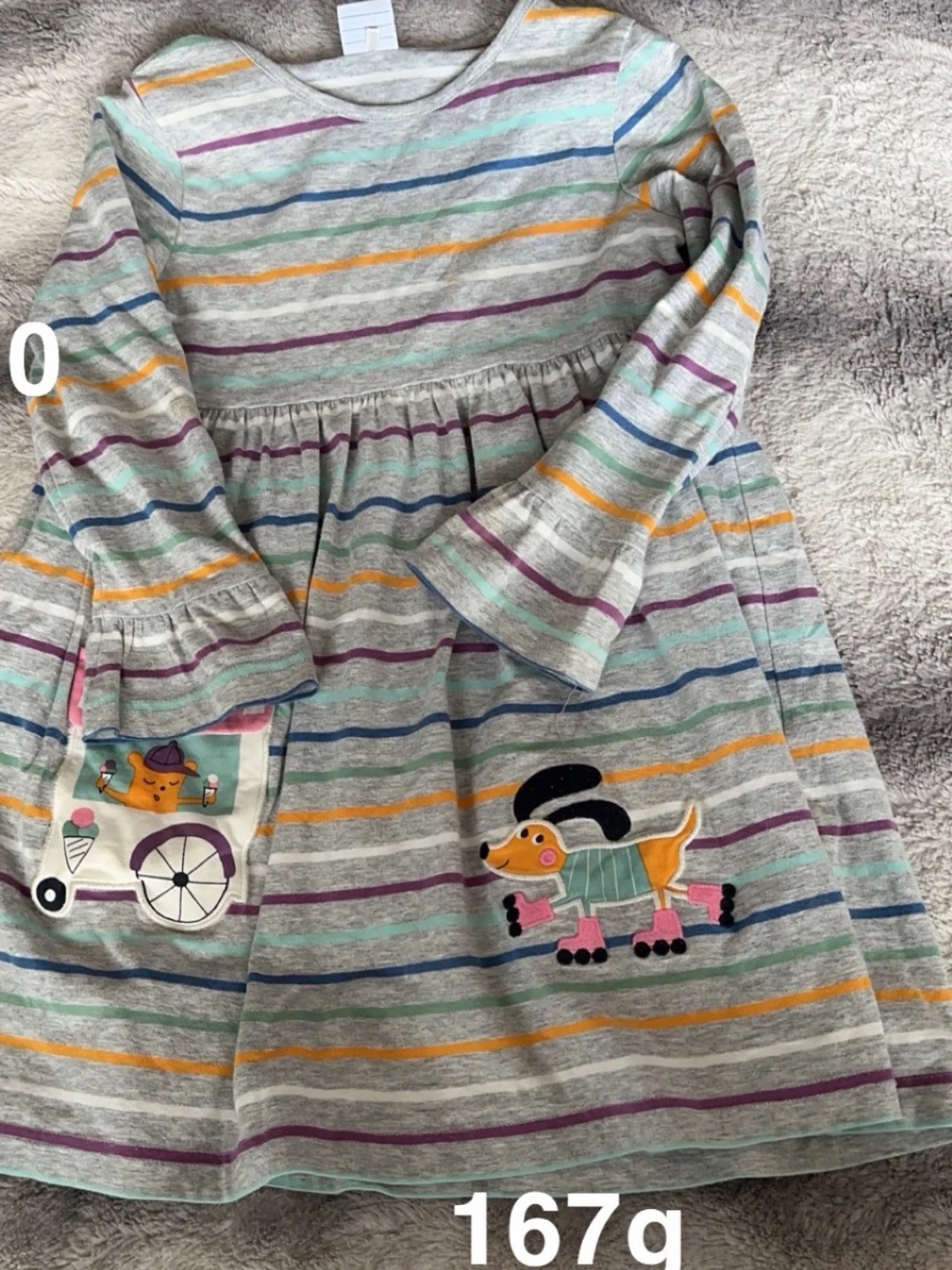 Randig barnklänning med hundmotiv