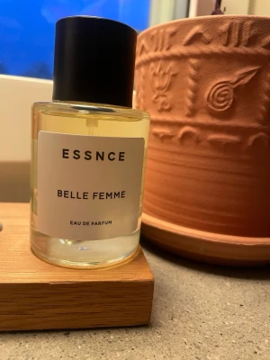 Belle Femme Essnce - Säljer min underbara Belle Femme i nyskick (4 st  sprayningar tagna). Jag köpte den i pop up butiken i Mall of Scandinavia före jul men fick sedan Boss The Scent for Her i julklapp & de är alldeles för lika för att behålla båda. Detta är en ljuvligt fruktig, varm & blommig doft med lite gourmandkänsla. En perfekt doft till vår och sommar 🍑🤍☀️.   Toppnoter: persiska & freesia Hjärtnoter: osmanthus (blomma med fruktig doft) Basnoter: kakao  (Etiketten på korken kan lätt plockas bort utan märken)