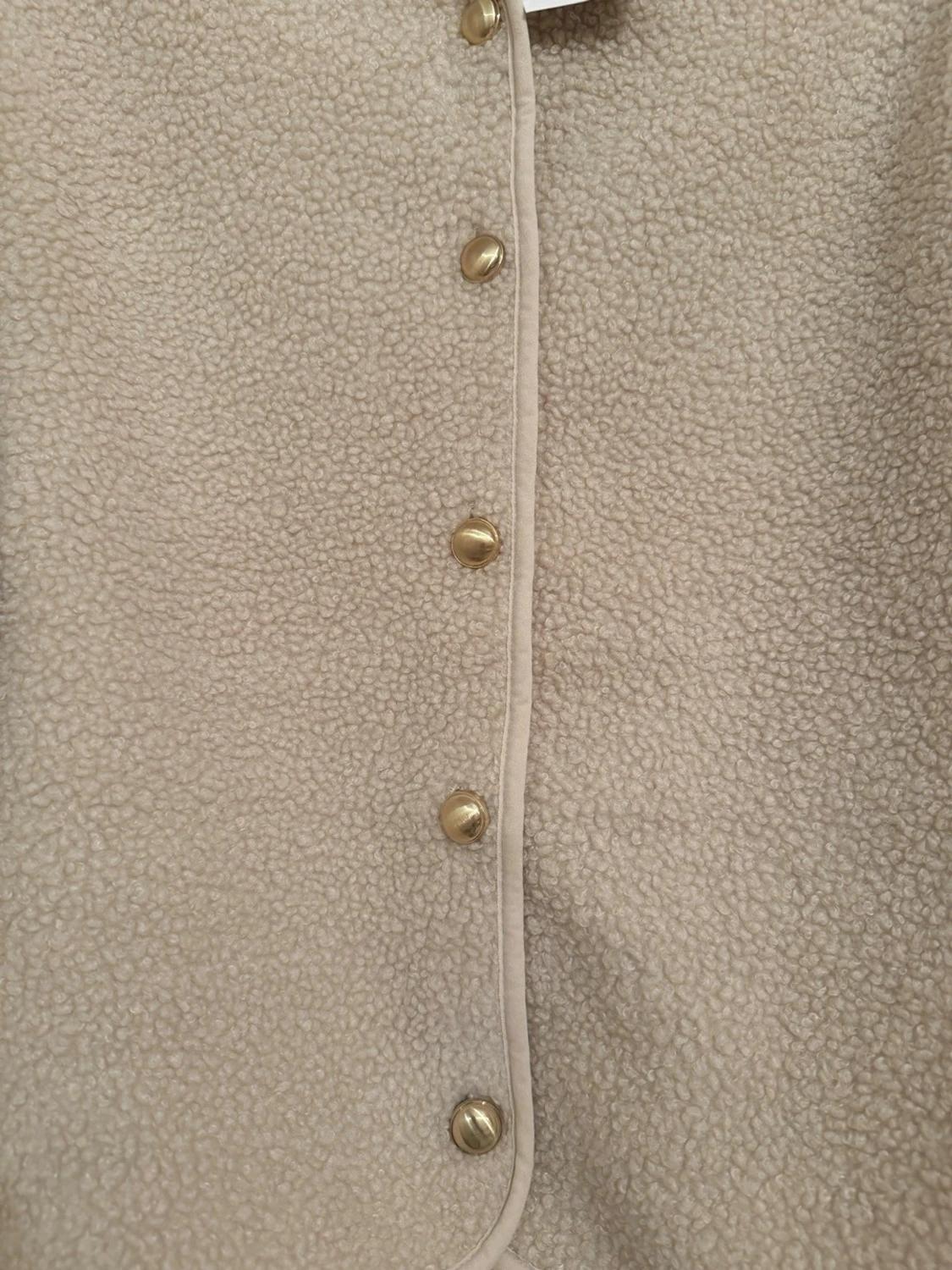 Beige teddyjacka med guldknappar - 3