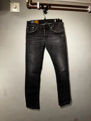 Dondup jeans - Dondup jeans. Storlek 33 sitter mindre