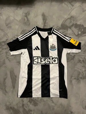 Newcastle tröja med Isak#14 - En helt ny Newcastle tröja med Isak#14 på ryggen
