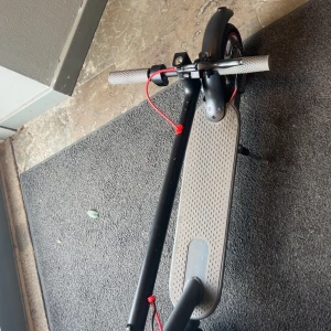elscooter inget märke  - Svart elscooter den sätts inte på men laddare ingår. Den kan lagas för ungefär 500-1000kr