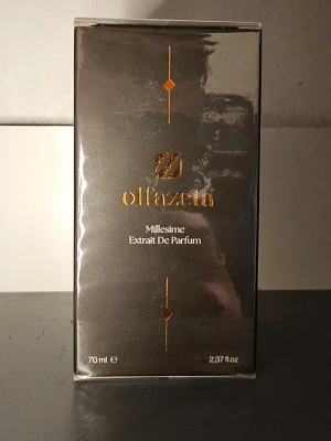 Olfazeta Millesime Extrait Parfum - Upptäck Olfazeta Millesime Extrait De Parfum i en lyxig 70 ml förpackning. Tillverkad i Italien och perfekt för dig som vill sticka ut med en exklusiv doft. Snygg och modern design som passar in i varje samling.
