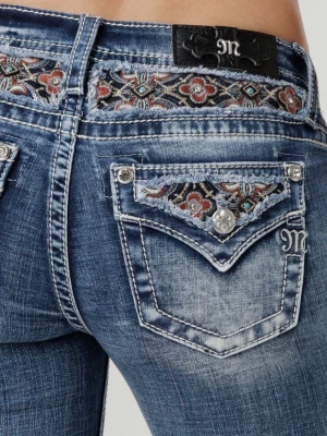 Miss me bootcut jeans - Säljer dessa assnygga Miss Me jeans med broderade detaljer och stenar på bakfickorna. Jeansen har låg midja, bootcut passform, kontrastsömmar och knappar💙Knappt använda, säljer då jag behöver pengar! Nypris: 1300kr. Storlek W26 L32. Sitter perfekt för XS-S! Kom priv för frågor och liknande!💗