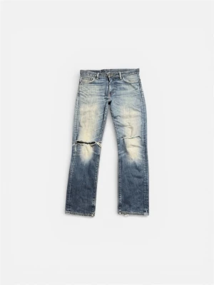 Levis 504 ljusblå slitna jeans - Nu säljer jag ett par helt sjuka LEVI’S jeans med en otroligt eftertraktad tvätt och feta slitningar🔥 storlek 30/32 straight fit, midja 41cm, ytterbenslängd 101cm och benöppningen är 19,2cm. Om ni har några funderingar, vill ha mer mått eller fler bilder är det bara att slå en pling☺️