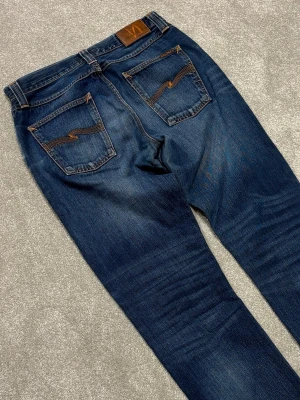 Nudie Jeans - Nudie Jeans | Modell: Steady Eddie | Skick 9/10 mycket bra | *hål ficka (bild 4) | Nypris ca 2500kr | Mitt pris 750kr | Midja: 41cm | Ytterbenslängd: 104cm | Benöppning: 18.5cm | Lår: 31cm | Kom gärna pm vid frågor eller funderingar | Postas eller möts upp i Gävle!