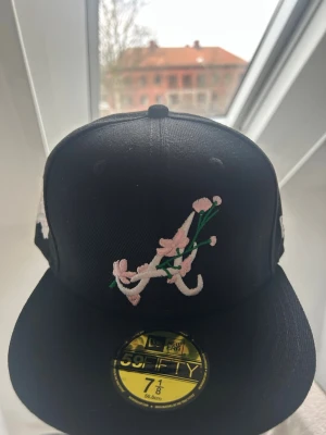 New era keps  - En fin new era keps i storlek 7,1/8 vilket är 56,8 cm 