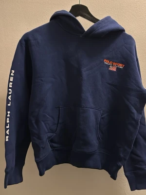 Hoodie Ralph Lauren - Ralph Lauren hoodie i barn/ungdomsstorlek XL. Broderat tryck fram och tryck på ärm.