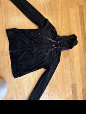 Kofta - Kofta med luva från Gina Tricot i storlek S mjukt material och den är i bra skick inte använt så mycket