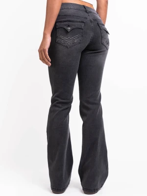 Svarta bootcut jeans - Säljer ett par svarta bootcut jeans ifrån Madlady. Storleken är 34 tall och är bra långa på mig som är 175cm lång. De är nästintill oanvända. Tvättas innan jag skickar de. Nypris ca 800kr. Priset är ej hugget i sten!🥰