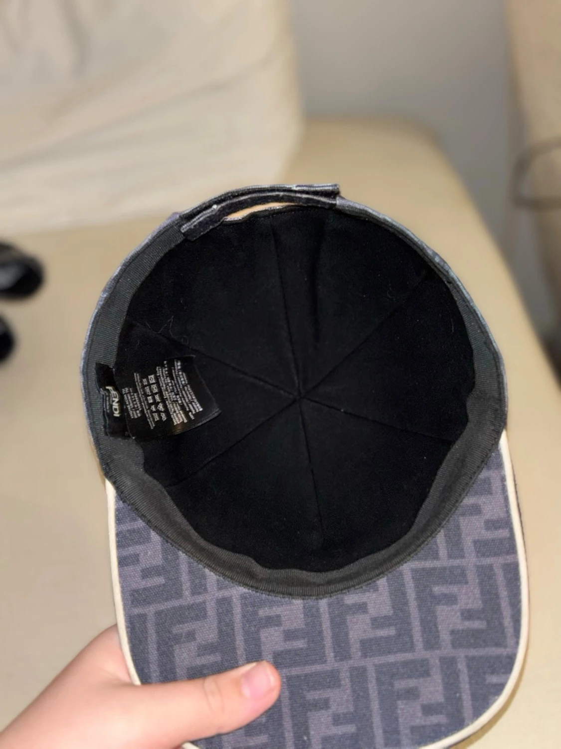 Svart Fendi keps med logomönster - 2