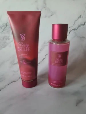 Victoria's Secret Berry Brûlée duo victorias secret  - Set med Berry Brûlée body lotion (236 ml) och body mist (250 ml) från Victoria's Secret. Båda i snygga rosa och röda förpackningar med metallicfinish. Doften har inslag av röda bär och choklad. Perfekt för dig som gillar söta och fruktiga dofter. Helt nytt och oanvänt 