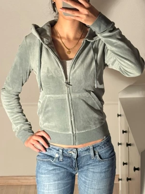 Grön juicy couture kofta  - Superfint skick! Kolla in min profil, följ för fler plagg🙌