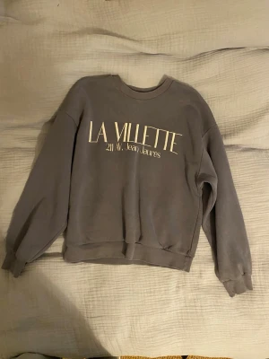 Grå sweatshirt LA VILLETTE - Säljer en grå sweatshirt med trycket 'LA VILLETTE 211 Av. Jean Jaures' framtill. Används inte längre därav säljer jag den. Annars skit snygg vardags tröja. skriv om ni undrar om något 💕(läs min profil)