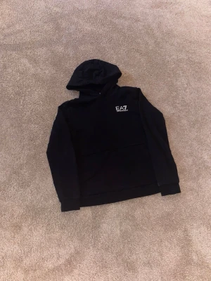 EA7 hoddie - Tveka inte på att kontakta vid lilla minsta funderingar?