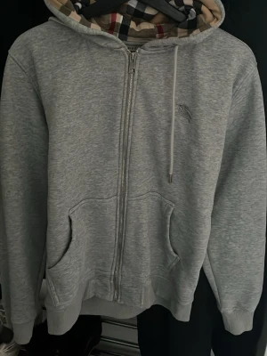Burberry hoodie grå - Säljer en grå burberry hoodie i bra skick