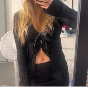 Topp - Supersnygg topp med knytning från Gina🩷Aldrig kommit till användning så precis som ny!