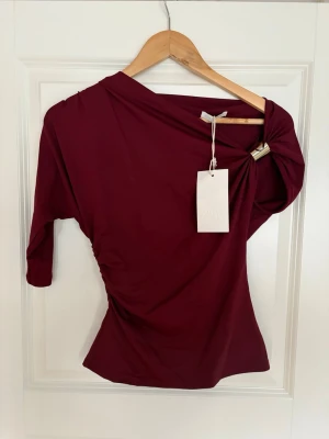 Vinröd topp M ZARA oanvänd  - Storlek M från ZARA