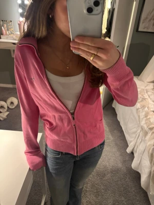 Rosa zip-kofta från gant  - Säljer en rosa kofta från gant med dragkedja 💗💗