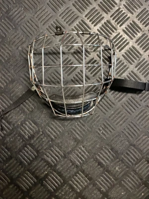 Jofa 480M hockeygaller - Säljer ett Jofa 480M hockeygaller i metall med svart vaddering för hakan och justerbara remmar. Gallret är i klassisk silverfärg och passar till hjälm för hockey eller bandy. Perfekt för dig som vill ha extra skydd på isen.