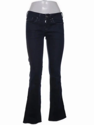 Mörkblå bootcut från G-star - Säljer ett par mörkblå lågmidjade jeans från G-star med klassisk femficksdesign och utsvängda där nere (ser inte ut så efter som min kompis då är kort…).  De är nya från sellpy men passade tyvärr inte mig. Bra skick!! Strl 27/34
