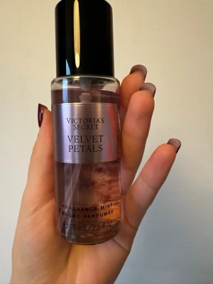Velvet Petals Fragrance Mist 75ml - Victoria's Secret Velvet Petals Fragrance Mist, 75 ml. Feminint och oväntat med inslag av lush blooms och almond glaze. Vegansk formula och ej testad på djur. Perfekt för dig som vill ha en unik och fräsch touch i vardagen.