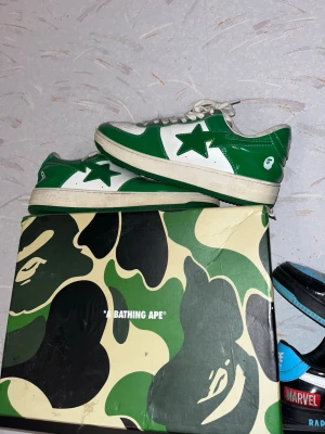 BAPE STA sneakers gröna och svarta - Båda skorna är dåligt skick så man får båda för 800Säljer två par BAPE STA sneakers. Ena paret är gröna och vita med klassisk stjärndesign och blank finish, det andra är svarta med vita detaljer och BAPE-logga. Båda paren har snörning, rund tå och platt sula. Box medföljer 