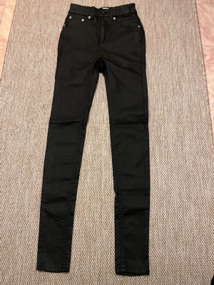 Svarta skinny jeans med hög midja - Säljer ett par svarta skinn skinny jeans med hög midja. Jeansens hela lång är 100 cm😊