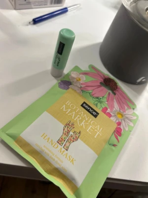 läppbalsam och hand mask från Sence - Säljer ett mintgrönt läppbalsam och en hand mask från Sence med enkel och stilren design. Stiftet är ljusgrönt och hylsan är i matchande mintgrön plast. Perfekt att ha i väskan för att hålla läpparna mjuka och återfuktade.