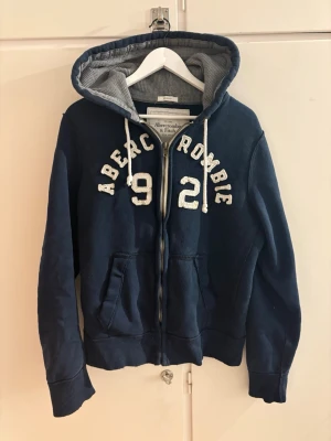 A&F Zip Hoodie XL/L - Snygg zip som passar det mesta. Sorlek XL men är lite liten så skulle säga att den passar L. Är själv 192 och skulle säga att den är snäppet liten men att det ändå funkar