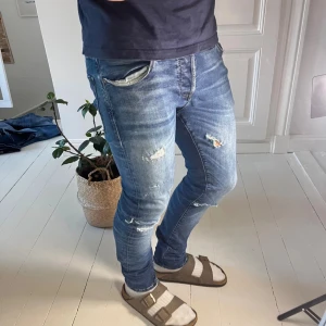 Jack and Jones  - Jack and Jones jeans slim fit gleen stretch , Mått A: 41, B: 104  cm. Modell: Slim fit / Gleen. Modellen är 180cm 75 kg och bär W32 L34.✌️