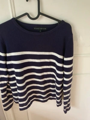 Randig blå stickad tröja  - Mysig stickad tröja från Palladium i marinblått med vita horisontella ränder. Klassisk rund halsringning och långärmad modell. Kolla gärna in på min profil 🙏🤗🩷