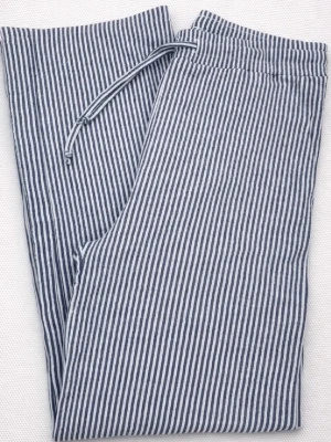 Randiga linnebyxor med snörning | från Turkiet  - Säljer ett par tunna och luftiga linnebyxor med smala vertikala ränder i blått och vitt. Byxorna har snörning i midjan för skön passform och är perfekta för varma dagar. Stilen är avslappnad och passar till både chill och cityhäng. I storlek XL fast passar som M 