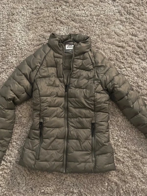 olivgrön höst jacka  - perfekt höstjacka i olivgrön färg från mc kinley, stl 36 men passar 34 också! jätte fint skick🤍