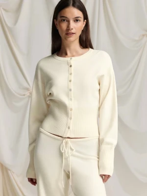 Beige stickad kofta med knappar - Supermjuk och stilren beige stickad kofta med rund hals och långa ärmar🥰Jättesnygg och trendig! Nypris: 360kr, helt oanvänd och slutsåld på hemsidan. 