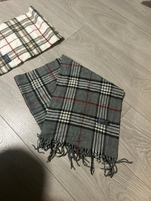 Burberrys scarfs  - Burberrys scarfs, skick enligt bilder, telegram 
