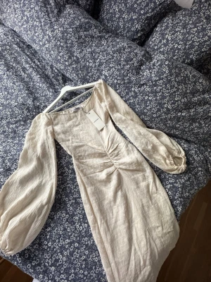  Adoore Reno - 🩷 Säljer en oanvänd Adoore klänning i modell Reno.  🩷 Prislapp kvar!  🩷 Stl 36. 🩷 Finns inte att få tag på då Adoore slutat sälja denna modell. Därav priset.  🩷 Kan diskutera pris vid snabb affär.