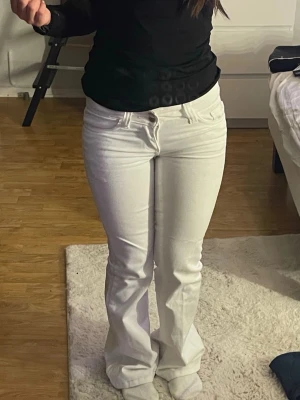 Vita  bootcut jeans - Vita lågmidjade bootcut jeans. Köpta här på Plick men tyvärr lite för små för mig därför säljer jag! Kan även tänka mig att byta dom mot ett par likadana jeans i XS. Midjemåttet är 72cm och innerbenslängden är 78cm.💞