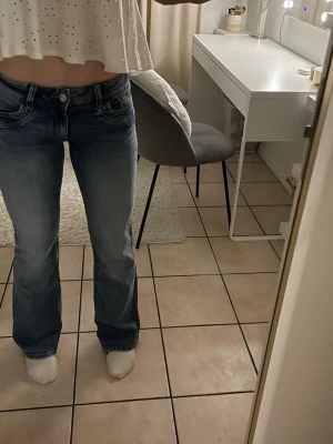 Scandi Low waist bootcut jeans - Säljer dessa superfina Low waist bootcut jeans. De är från ginas 14+ och är endast använd en gång.