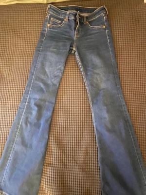Väldigt lågmidjade byxor från hm bootcut - Lågmidjade som sagt och bootcut ofcourse 