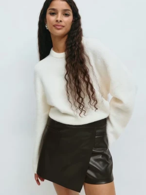 Mini kjol - Kjol från gina tricot med omlott framtill. Helt oanvänd och prislapp finns kvar.