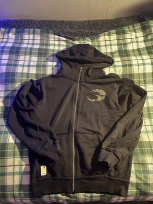 Gasp hoodie - Säljer nu min gasp hoodie med boxer fitt, som passar utmärkt till gymmet och väldigt skön att gå runt med. Använd få tal gånger hemma. Helt otroligt bra sick. Säljer för den var för stor för mig. Jag är 175cm och 70kg Nypris:1099kr