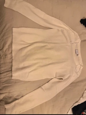 Vit stickad tröja - Jätte fin stickad tröja från vila! Inga defekter alls är bara lite för liten för mig nu